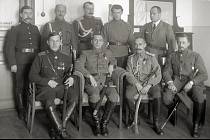 Velitelství sibiřské armády v únoru 1919 v Jekatěrinburgu. Ve spodní řadě zleva doprava sedí československý legionářský generál Radola Gajda, Alexandr Kolčak a generál Boris Bogoslovskij.