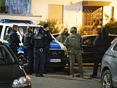 Němečtí policisté zasahující na místě střelby v Hanau 20. února 2020