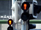 Příznivci výtvarníka Romana Týce začali přelepovat panáčkům na semaforech hlavy. Na snímku je semafor na Masarykově nábřeží v Praze.