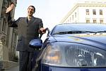 Ukrajinec Leonid Stadnyk, se svými 258 centimetry nejvyšší muž na světě, stojí u auta, které mu v pondělí věnoval ukrajinský prezident Viktor Juščenko.