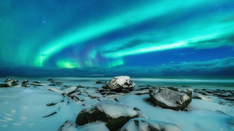 Uttakleiv se nachází v nejsevernější části Norska, za polárním kruhem, přičemž teplota vody dosahuje maximální teploty osmi stupňů Celsia. Lidé by to tak neměli podceňovat a vystavovat se riziku podchlazení, což se ale podle záchranářů děje velmi často.