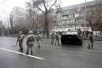 Kazachštánští vojáci hlídkují v ulicích města Almaty, 7. ledna 2022