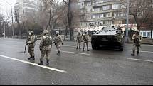 Kazachštánští vojáci hlídkují v ulicích města Almaty, 7. ledna 2022
