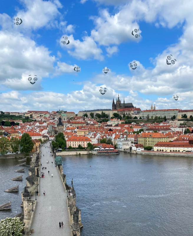 Autor zpracoval dokonce i oblaka nad Pražským hradem