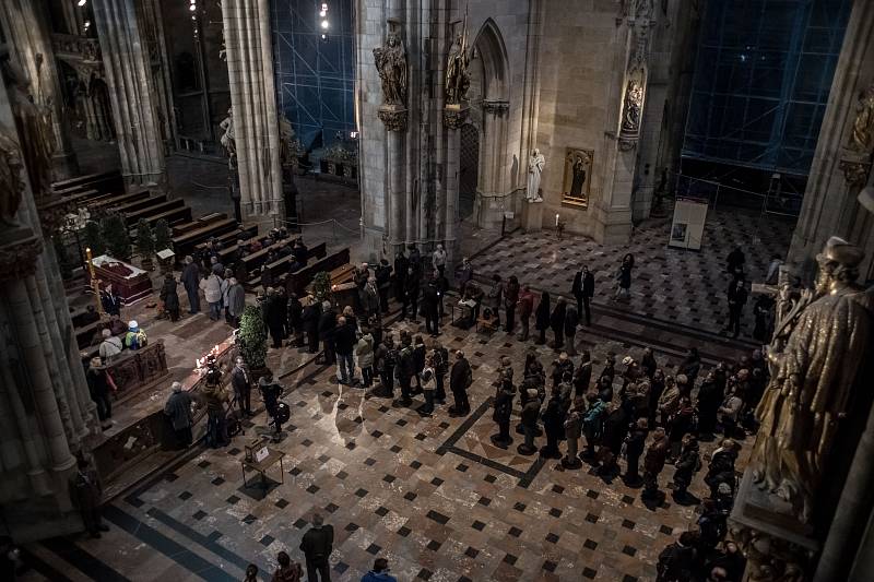 Lidé se přicházeli rozloučit se zesnulým kardinálem Miloslavem Vlkem 23. března do katedrály sv. Víta v Praze.