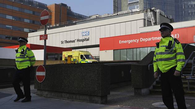 Policisté hlídkují před londýnskou Nemocnicí svatého Tomáše, kde je hospitalizovaný britský premiér Boris Johnson