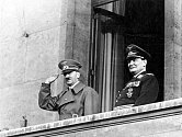 Vrchní velitel Luftwaffe Hermann Göring společně s Adolfem Hitlerem. Göring téměř do konce války patřil mezi Hitlerovy nejbližší spolupracovníky, mluvilo se o něm i jako o druhém muži Třetí říše.