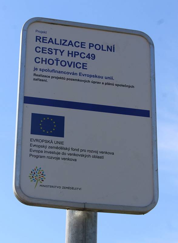 Nová polní cesta ulehčila život v Choťovicích na Kolínsku