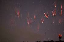 Snímek Daniela Ščerby nazvaný Blýskání červených skřítků nad Českou republikou, který zachycuje vzácné blesky, zveřejnila NASA jako svou astronomickou fotografii.