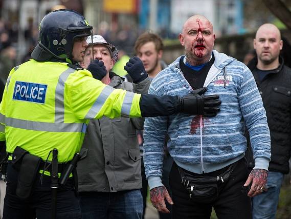 V Doveru se střetli stoupenci a odpůrci Evropské unie, musela zasahovat policie.