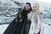 Kit Harington jako Jon Sníh a Emilia Clarke jako Daenerys Targaryen ve scéně ze seriálu Hra o trůny (Game of Thrones)
