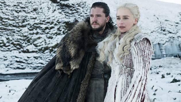 Kit Harington jako Jon Sníh a Emilia Clarke jako Daenerys Targaryen ve scéně ze seriálu Hra o trůny (Game of Thrones)