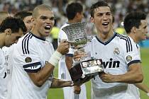 Hvězdy Realu Madrid Pepe (vlevo) a Cristiano Ronaldo s trofejí pro vítěze španělského Superpoháru.
