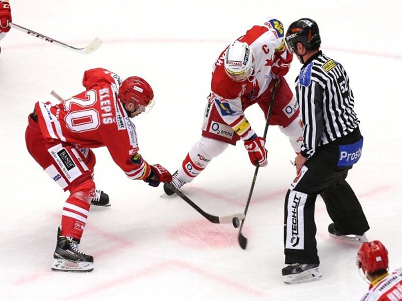 Jakub Klepiš z Třince (vlevo) a Jaroslav Bednář ze Slavie na buly.