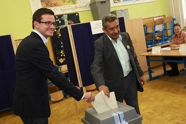Ondřej Liška, předseda Strany zelených (vlevo) a Štefan Tišer, předseda Strany rovných příležitostí (SRP) spolu vhodili hlasovací lístky do urny v první den voleb do Poslanecké sněmovny 25. října v pražské základní škole Emy Destinové.