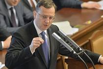 „V tuto chvíli je do sebe spleteno několik nesouvisejících příběhů, hozené do jedné mediální bramboračky," řekl na jednání Poslanecké sněmovny premiér Petr Nečas..