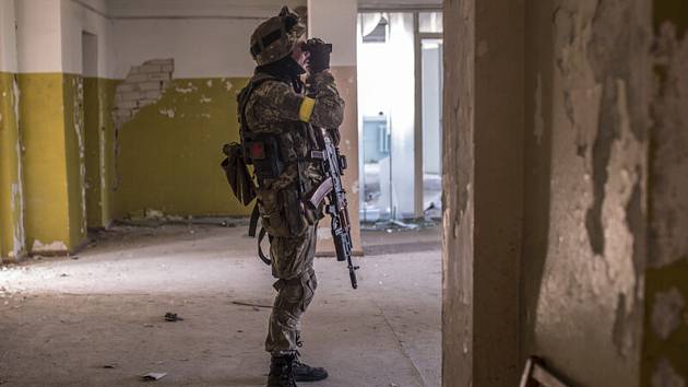 Ukrajinský voják při hlídce na Severodoněcku 8. června 2022