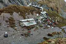 Trosky soukromého letadla, které v neděli havarovalo v Nepálu a v němž cestovalo 22 lidí.
