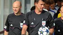 Zleva rozhodčí Martin Wilczek a Pavel Franěk.