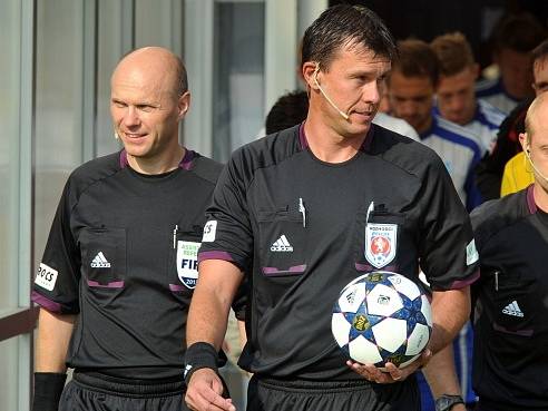 Zleva rozhodčí Martin Wilczek a Pavel Franěk.