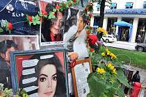 Lidé uctívají památku Michaela Jacksona.