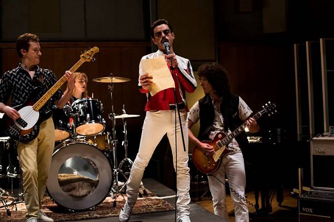BOHEMIAN RHAPSODY. Snímek mapující život Freddieho Mercuryho začíná a končí triumfálním benefičním koncertem pro Afriku Live Aid. Vrátí se ale i na úplné začátky Queen.
