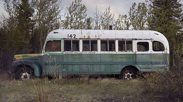 Tajemný a zrádný magic bus ještě na svém místě na někdejší Stampede Trail