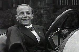 Spisovatel a umělec František Filip alias bezruký Frantík (20. února 1904 – 9. února 1957) na fotografii z roku 1930, ukazující, že se bez rukou naučil i řídit auto.