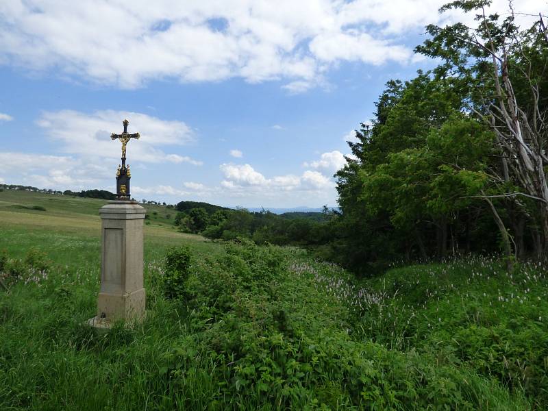 Goldammerův křížek hlídá rozcestí pod vrcholem
