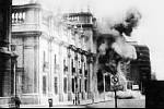 Vojenský převrat v Chile vypukl 11. září 1973. Na snímku bombardování prezidentského paláce La Moneda