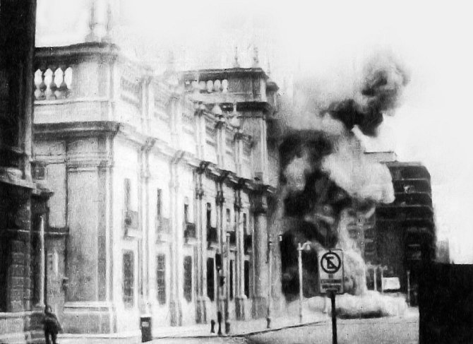 Vojenský převrat v Chile vypukl 11. září 1973. Na snímku bombardování prezidentského paláce La Moneda