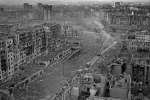 Trosky úplně zničeného hlavního města Čečenska Groznyj, k jehož rozstřílení a vybombardování došlo v březnu 1995 během druhé rusko-čečenské války