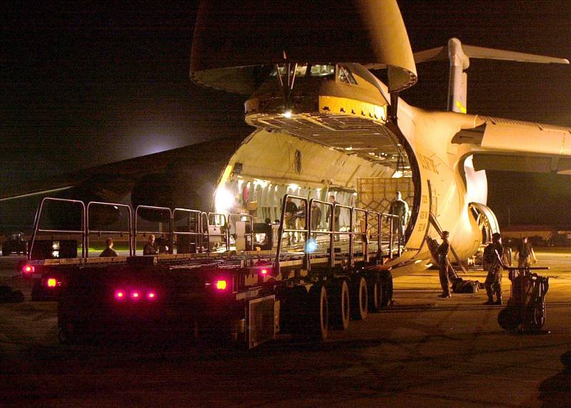 Pracovníci amerického letectva připravují 3. února 2001 dodávku humanitární pomoci určenou pro Gudžarát