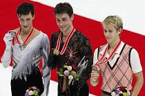 Grand Prix v Naganu ovládl Brian Joubert (uprostřed) před druhým Johnnym Weirem (vlevo) a Michalem Březinou.