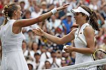 Česká tenistka Petra Kvitová (vlevo) gratuluje domácí Johanně Kontaové k postupu do čtvrtfinále Wimbledonu.