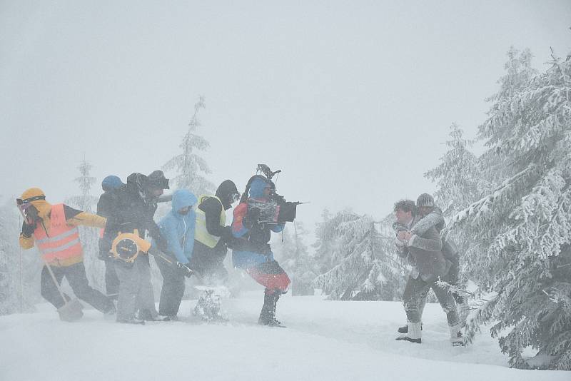 Filmový štáb zažil nevlídné počasí na vlastní kůži.