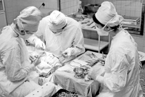 OPERACE. Primář oddělení plastické chirurgie v Třinci Richard Kluzák v roce 1966 operuje za asistence Jindry Hyklové a Wandy Zajoncové poúrazovou deformaci dolního víčka oka.