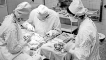 OPERACE. Primář oddělení plastické chirurgie v Třinci Richard Kluzák v roce 1966 operuje za asistence Jindry Hyklové a Wandy Zajoncové poúrazovou deformaci dolního víčka oka.