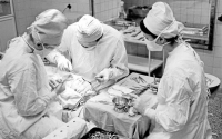 OPERACE. Primář oddělení plastické chirurgie v Třinci Richard Kluzák v roce 1966 operuje za asistence Jindry Hyklové a Wandy Zajoncové poúrazovou deformaci dolního víčka oka.