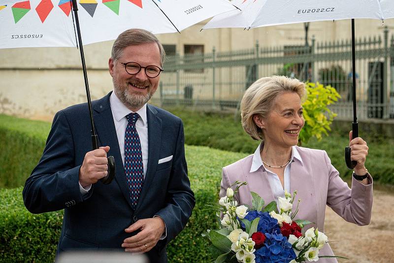 Členové české vlády přicházejí na společné zasedání české vlády a Evropské komise u příležitosti zahájení českého předsednictví v Radě EU, 1. července 2022, Litomyšl. Předsedkyně Evropské komise Ursula von der Leyenová a premiér české vlády Petr Fiala.