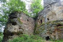 Mezi skalisky najdeme zbytky hradních zdí