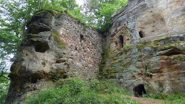 Mezi skalisky najdeme zbytky hradních zdí