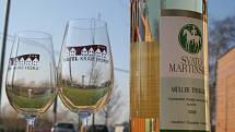 Dlouho očekávaný okamžik pro vinaře přišel. V úterý 11.11. v 11 hodin a 11 minut se na mnoha místech otevřela první láhev letošního mladého Svatomartinského vína.