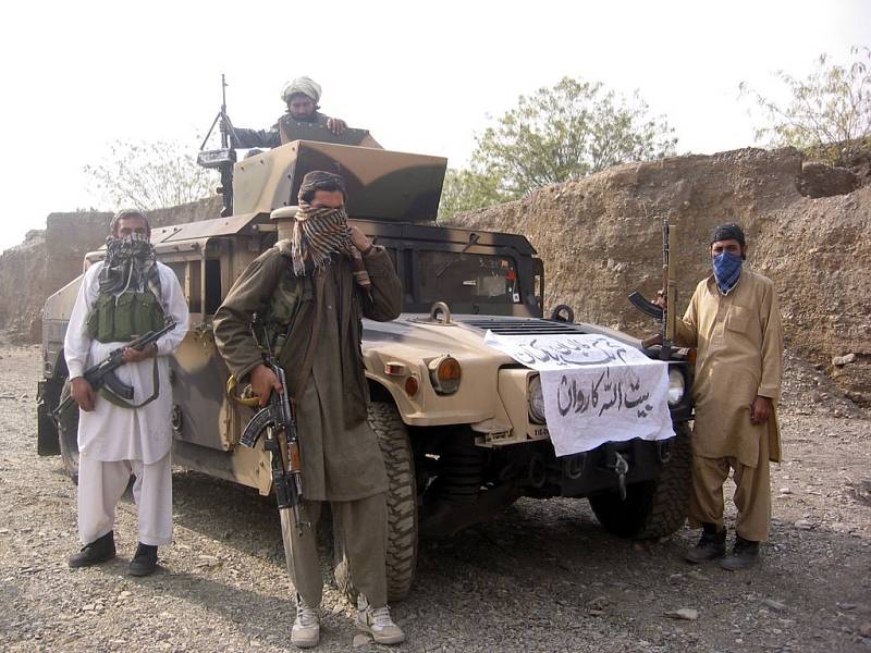 Islámští ozbrojenci, kteří přepadli vojenský konvoj západních sil v Pákistánu. Ilustrační foto