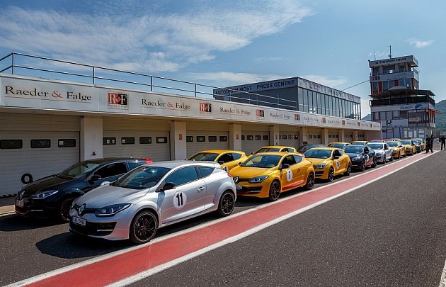 Rychlé Renaulty na Autodromu v Mostě.