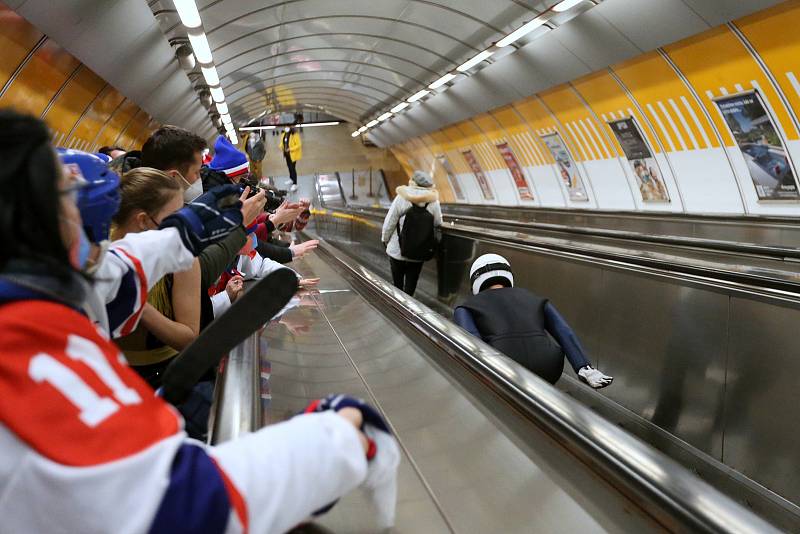 Po pražském metru se proháněli olympionici.