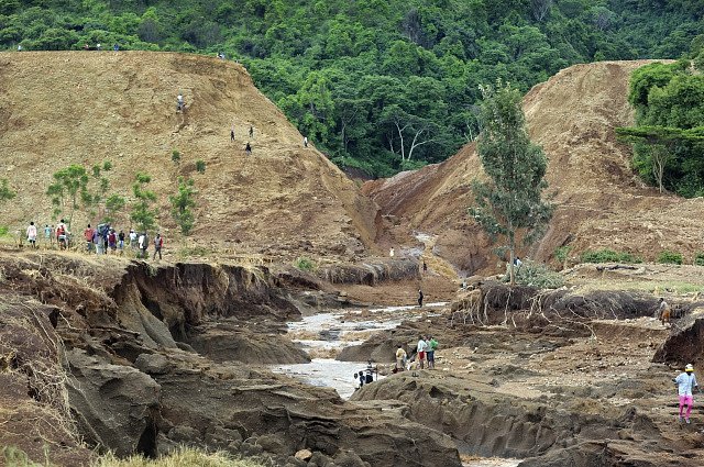 Na východě Keni se protrhla přehrada