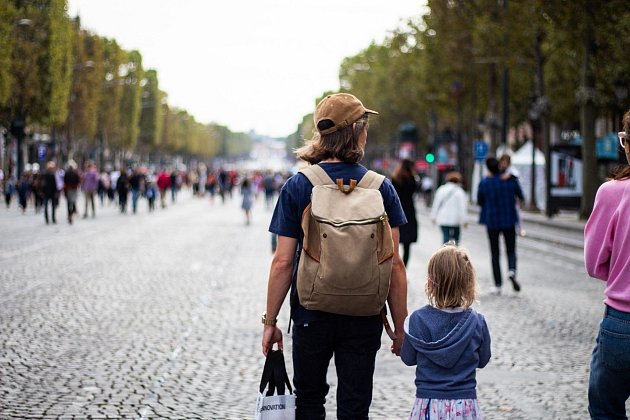 Den bez aut v Paříži. Tato iniciativa starostky Anne Hidalgové umožňuje chodcům a cyklistům přístup na trasy běžně vyhrazené pro motorová vozidla, jako je Champs Elysees.
