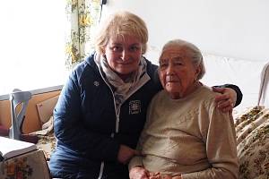 Pečovatelka Drahuše Řezníčková s nejstarší klientkou terénních služeb Charity Červený Kostelec. Paní bude v srpnu 2024 99 let.