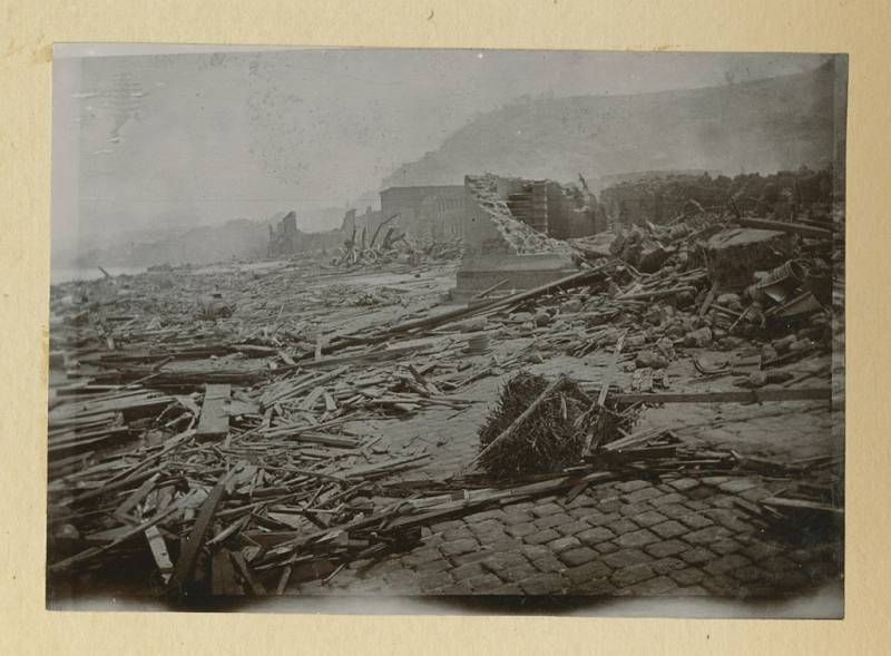 Škody napáchané erupcí sopky Mount Pelée v květnu 1902 zdokumentoval fotograf W. G. Cooper z Bridgetownu na Barbadosu